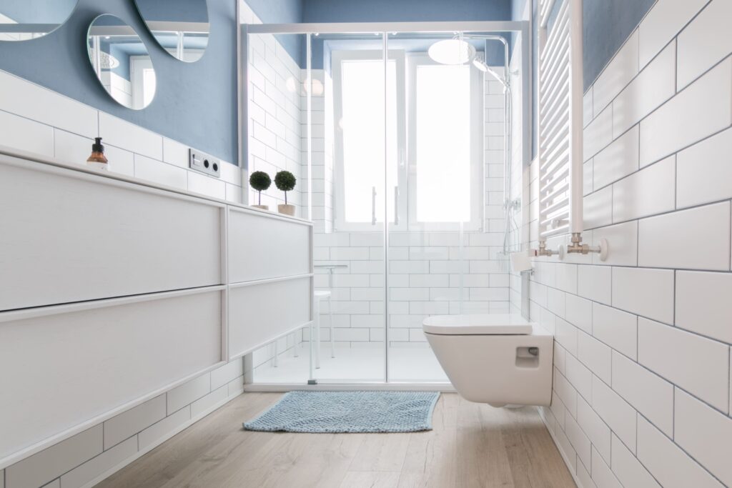 baño blancos y azules