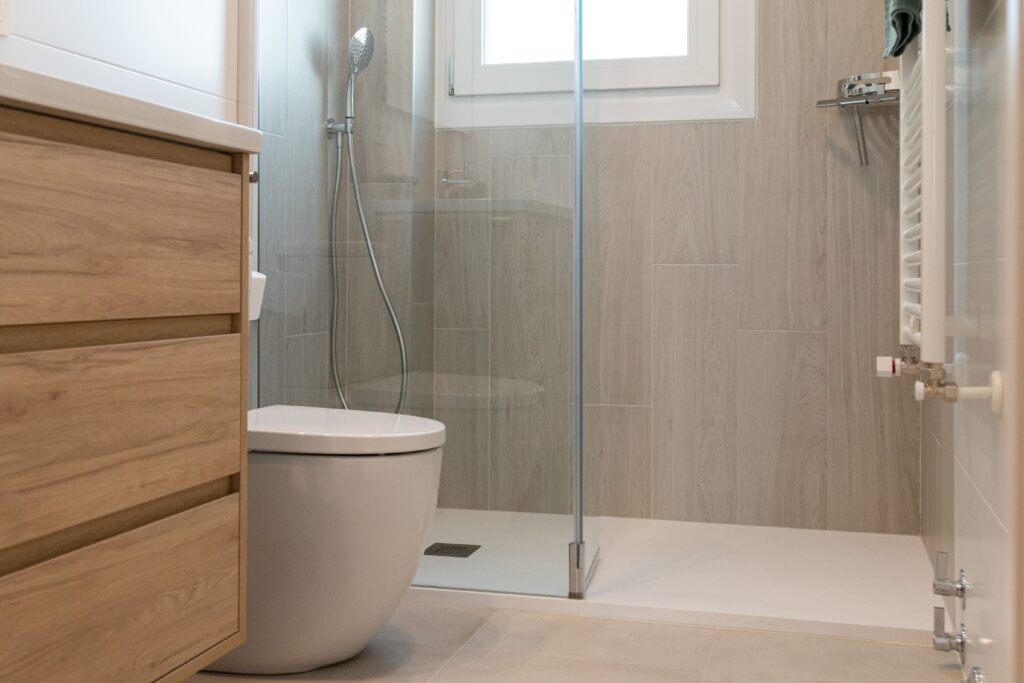 cambio de bañera por plato tonos crema